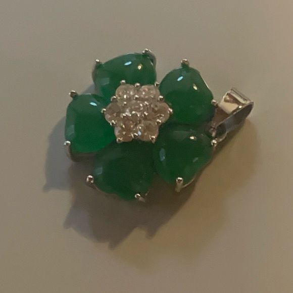 Elegant Green Floral Pendant - Picture 4 of 4